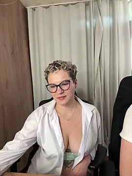 Snapshot of MrMrsRight chatting on 18, 9, 2025 MrMrsRight online show from 18, 9, 2025