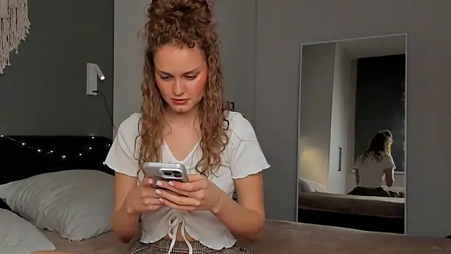 Caroline Smitt online show from 28, 9, 2025