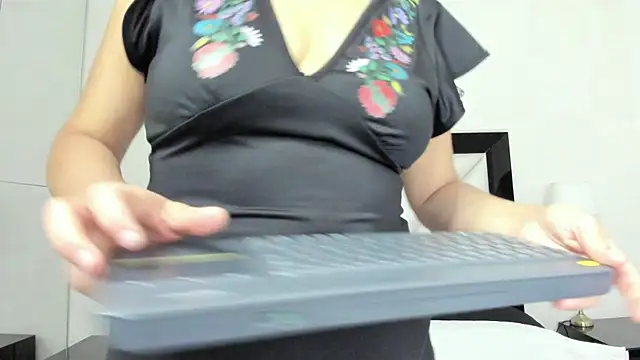  luna  sweet  online show from 7, 3, 2025