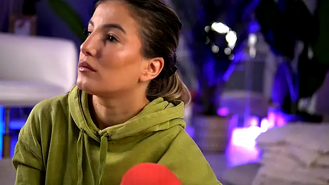 KellyMathews online show from 28, 10, 2025