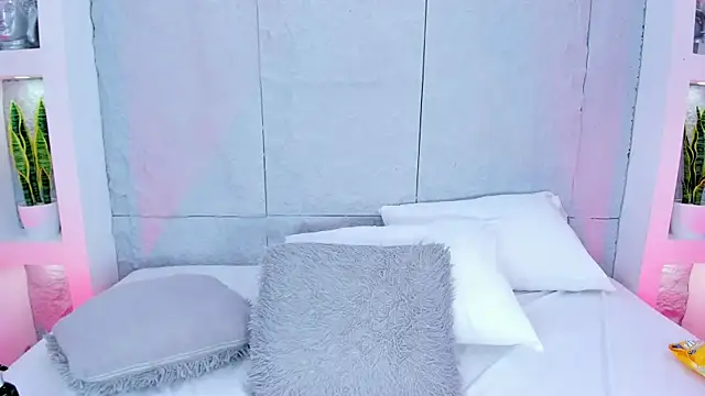 MiaCollson online show from 13, 12, 2025