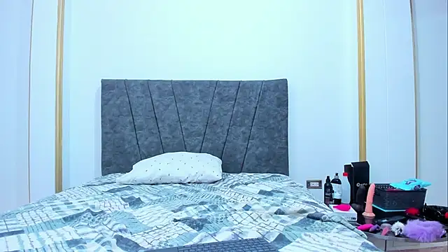 Snapshot of bella-black chatting on 13, 10, 2025 bella-black online show from 13, 10, 2025