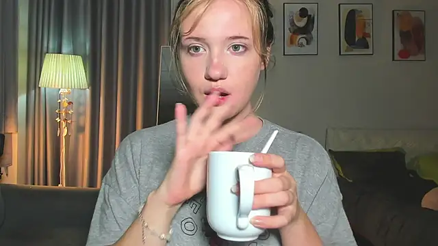 HanahCute online show from 25, 2, 2025