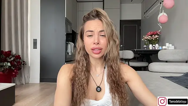 Snapshot of diffgirls2 chatting on 8, 10, 2025 diffgirls2 online show from 8, 10, 2025