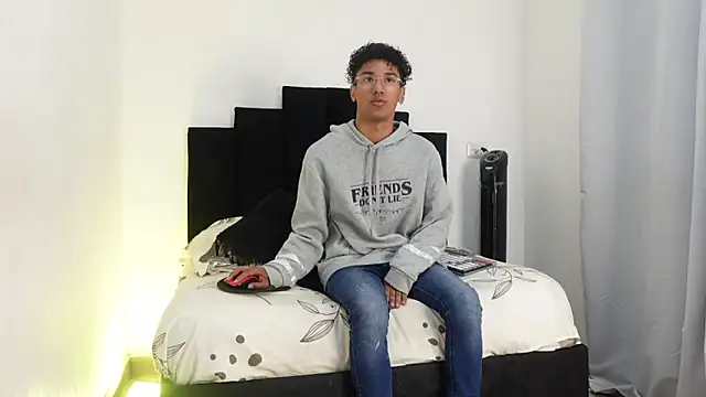 harrytwink18 online show from 13, 1, 2025