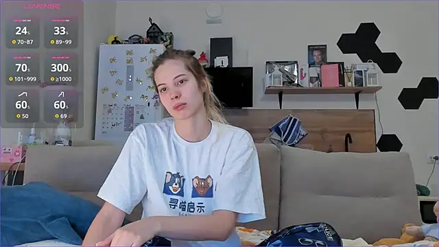 Girl alone home online show from 19, 12, 2025