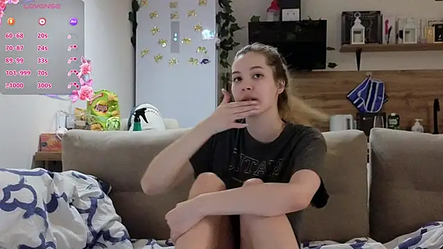 Snapshot of Girl_alone_home chatting on 9, 3, 2025 Girl alone home online show from 9, 3, 2025