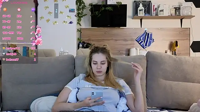 Snapshot of Girl_alone_home chatting on 1, 3, 2025 Girl alone home online show from 1, 3, 2025