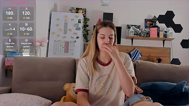 Girl alone home online show from 27, 11, 2025