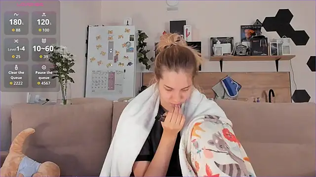 Girl alone home online show from 17, 10, 2025