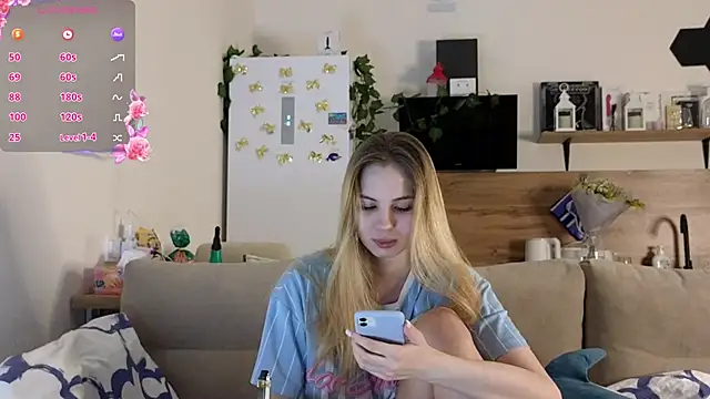 Snapshot of Girl_alone_home chatting on 8, 3, 2025 Girl alone home online show from 8, 3, 2025