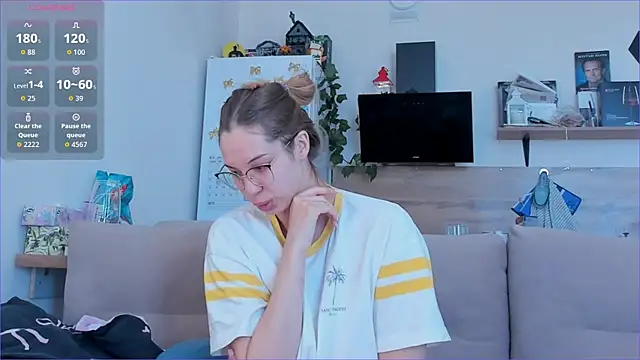 Girl alone home online show from 23, 4, 2026