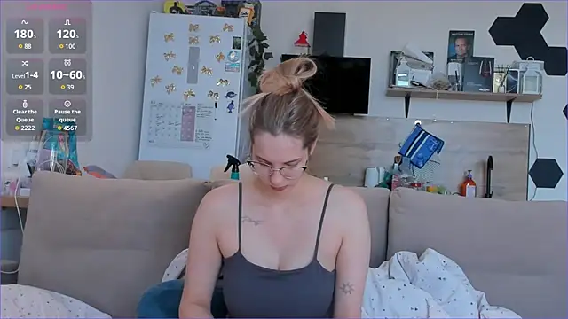Snapshot of Girl_alone_home chatting on 8, 5, 2026 Girl alone home online show from 8, 5, 2026