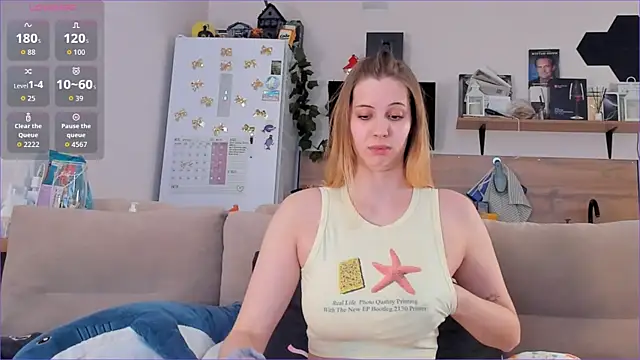 Snapshot of Girl_alone_home chatting on 25, 4, 2026 Girl alone home online show from 25, 4, 2026