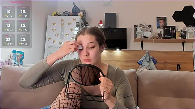 Snapshot of Girl_alone_home chatting on 23, 4, 2026 Girl alone home online show from 23, 4, 2026