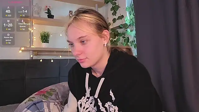 Snapshot of NaokoStifel chatting on 19, 5, 2026 NaokoStifel online show from 19, 5, 2026