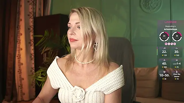 Snapshot of Gloria_Lovely chatting on 6, 8, 2026 Gloria Lovely online show from 6, 8, 2026
