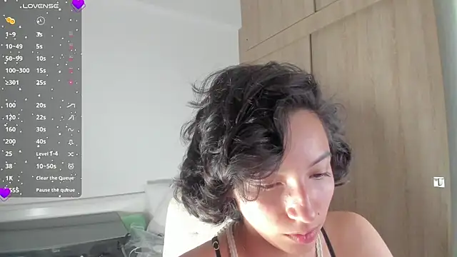 laura-hills18 online show from 3, 10, 2025