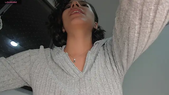 laura-hills18 online show from 1, 10, 2025