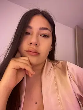 Latina vanessa online show from 4, 3, 2025