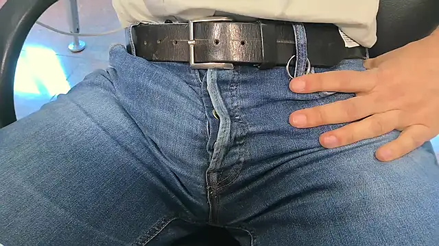 alessandroman2114 online show from 8, 4, 2026