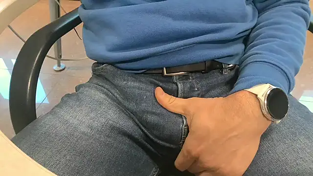 alessandroman2114 online show from 11, 2, 2026