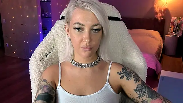 Snapshot of tykioty_Miley chatting on 8, 11, 2025 tykioty Miley online show from 8, 11, 2025