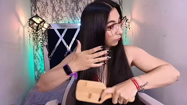 Karla hernandez  online show from 28, 10, 2025