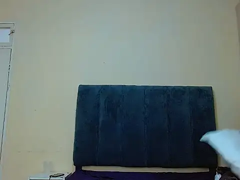 Snapshot of curvycloe1 chatting on 10, 10, 2025 curvycloe1 online show from 10, 10, 2025