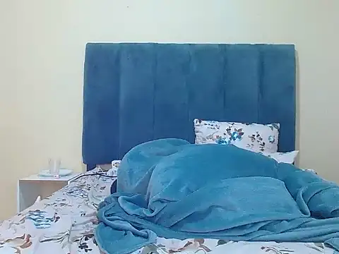 Snapshot of curvycloe1 chatting on 22, 5, 2026 curvycloe1 online show from 22, 5, 2026