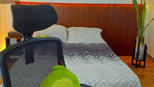 KatherineBond online show from 7, 11, 2025