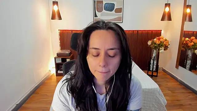 Snapshot of KatherineBond chatting on 4, 7, 2026 KatherineBond online show from 4, 7, 2026