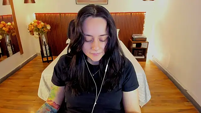 Snapshot of KatherineBond chatting on 27, 6, 2026 KatherineBond online show from 27, 6, 2026