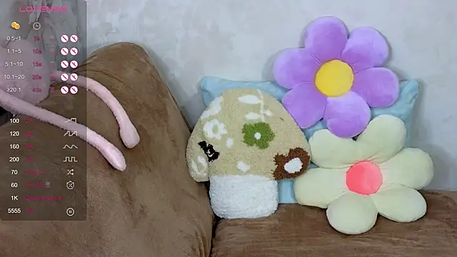 Snapshot of TrissMerigold9 chatting on 13, 10, 2025 TrissMerigold9 online show from 13, 10, 2025