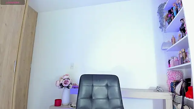 Snapshot of khloelatin chatting on 18, 11, 2025 khloelatin online show from 18, 11, 2025