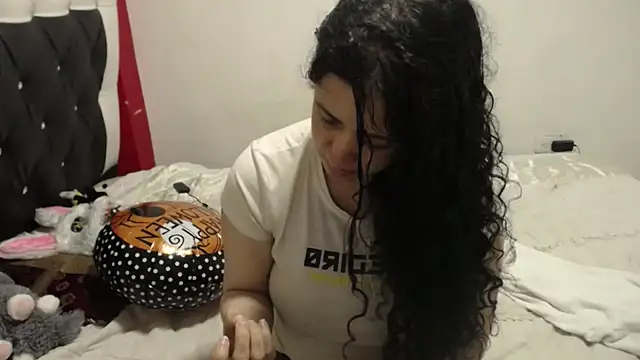 Snapshot of Katty_Bones chatting on 10, 11, 2025 Katty Bones online show from 10, 11, 2025