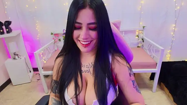 chica Hetfield online show from 15, 2, 2025