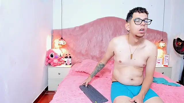 Derek and Skarlet online show from 4, 12, 2025