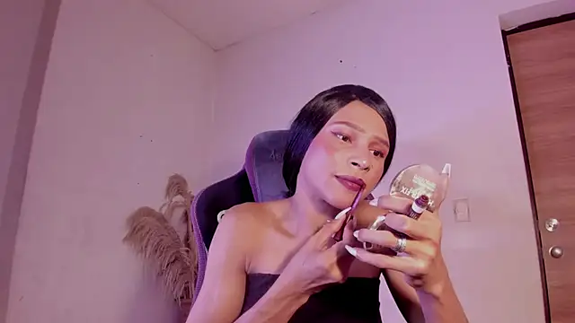 carolinemiller7 online show from 20, 12, 2025