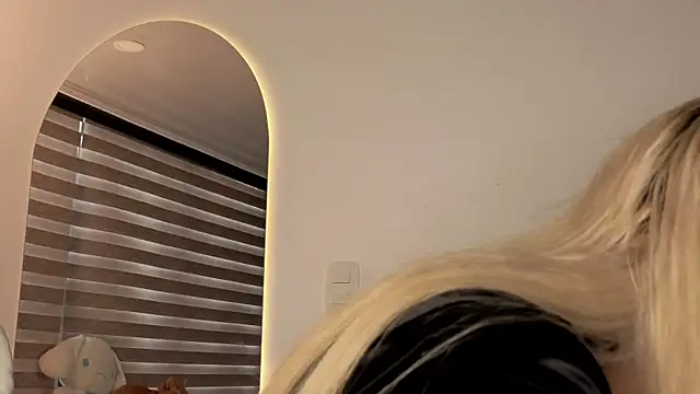 Snapshot of AtheneaRossi chatting on 28, 10, 2025 AtheneaRossi online show from 28, 10, 2025