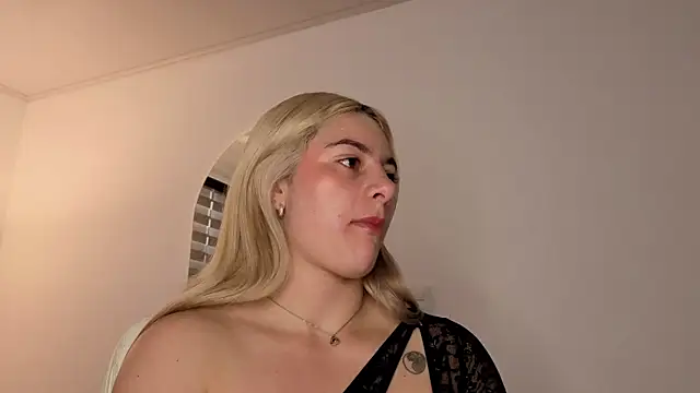 Snapshot of AtheneaRossi chatting on 20, 10, 2025 AtheneaRossi online show from 20, 10, 2025