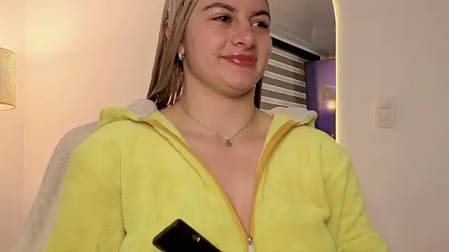 Snapshot of AtheneaRossi chatting on 11, 10, 2025 AtheneaRossi online show from 11, 10, 2025