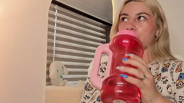 Snapshot of AtheneaRossi chatting on 14, 10, 2025 AtheneaRossi online show from 14, 10, 2025