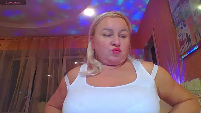 Snapshot of mira_robinsonnn chatting on 29, 10, 2025 mira robinsonnn online show from 29, 10, 2025