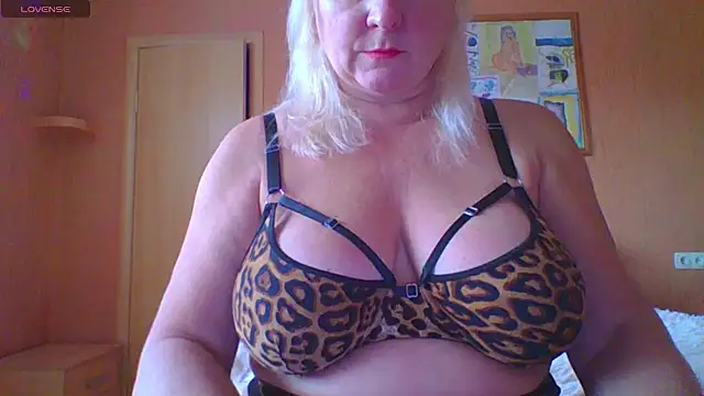 Snapshot of mira_robinsonnn chatting on 7, 10, 2025 mira robinsonnn online show from 7, 10, 2025