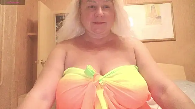 Snapshot of mira_robinsonnn chatting on 4, 7, 2026 mira robinsonnn online show from 4, 7, 2026