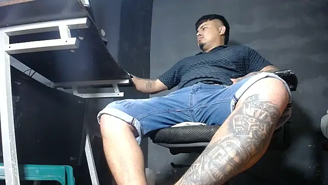 Snapshot of DickMasterfindom chatting on 9, 10, 2025 DickMasterfindom online show from 9, 10, 2025