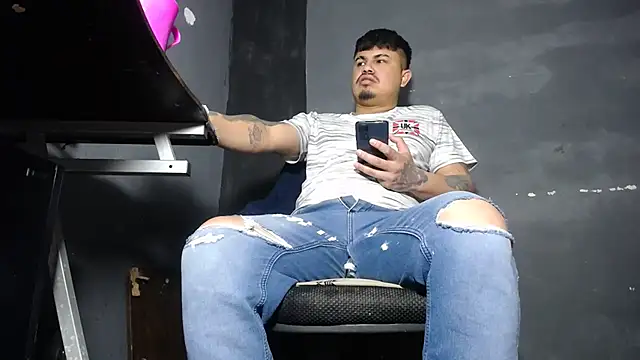 Snapshot of DickMasterfindom chatting on 5, 11, 2025 DickMasterfindom online show from 5, 11, 2025