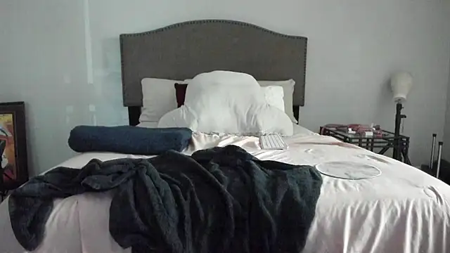 yiauana online show from 8, 10, 2025