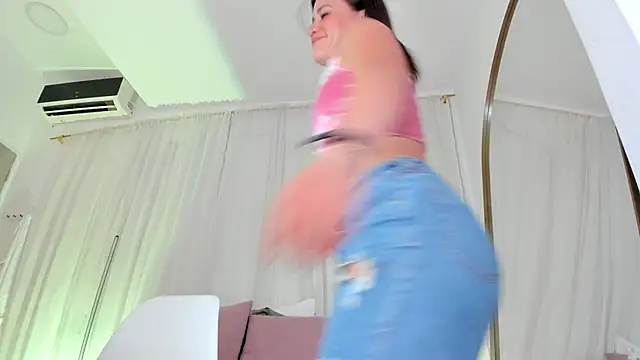 Snapshot of Petite_Lucie chatting on 5, 11, 2025 Petite Lucie online show from 5, 11, 2025